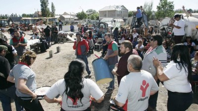 Municipales de Centenario mantienen la toma del corralón