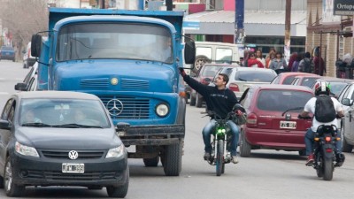 Los números del caos: cada dos autos hay una moto en Neuquén