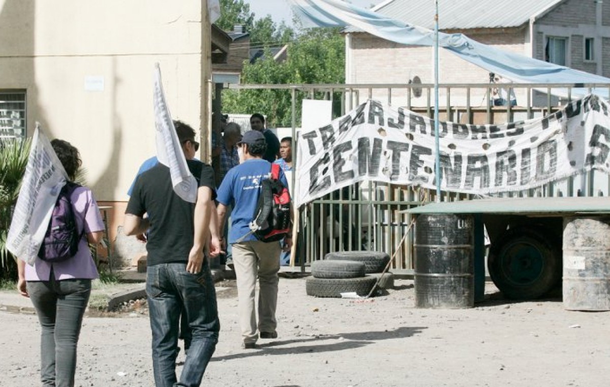 Sigue la tensión en Centenario ante un posible desalojo