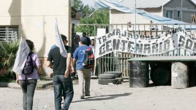 Sigue la tensión en Centenario ante un posible desalojo