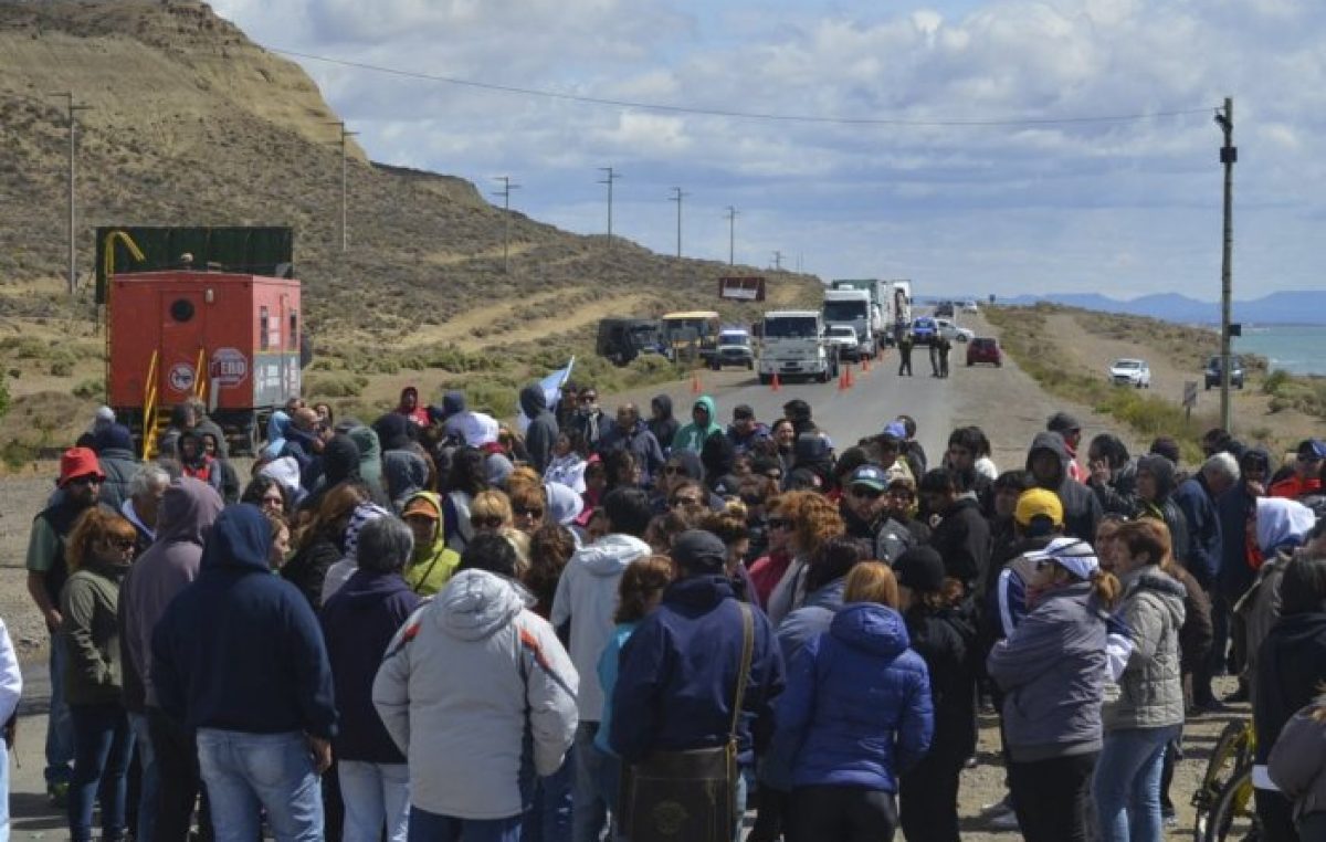 Municipales de Caleta cortaron ruta y se gestionó $20 millones pero el paro continuará