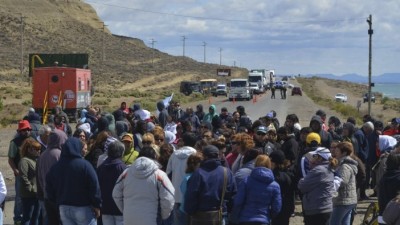 Municipales de Caleta cortaron ruta y se gestionó $20 millones pero el paro continuará