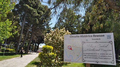 Instalaron cuatro nuevos carteles del Circuito Histórico Autoguiado de Rawson
