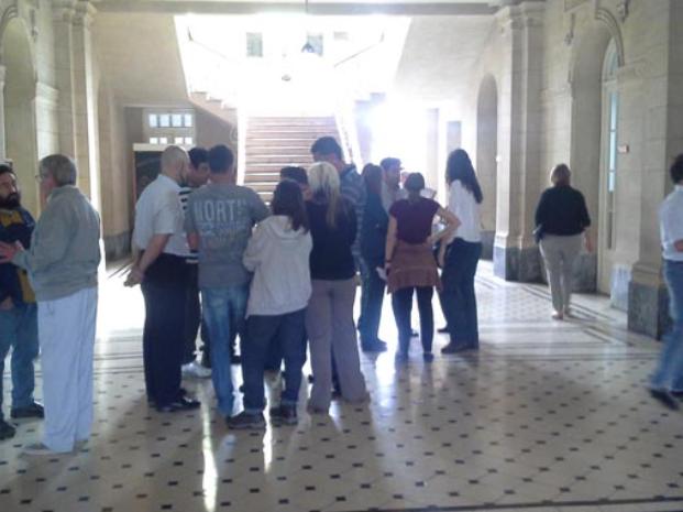 En el palacio. Hubo empleados que no fueron a la asamblea hecha en el corralón y estuvieron de paro en el municipio.