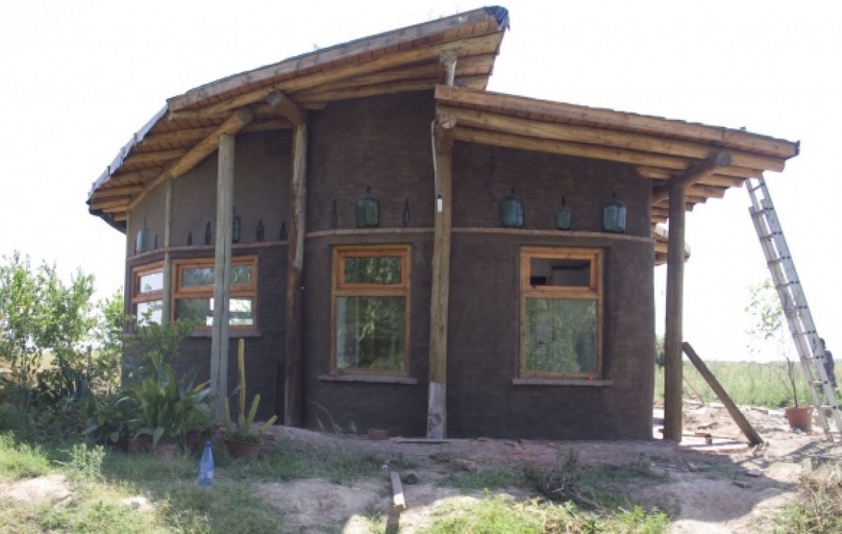 Permitirían construir con tierra cruda en Bariloche