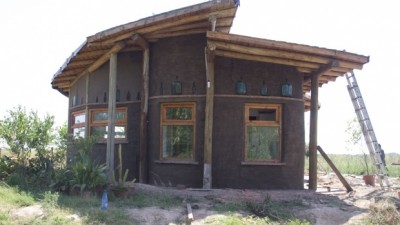 Permitirían construir con tierra cruda en Bariloche