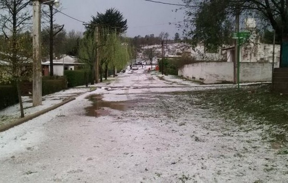 Córdoba: más de 100 familias asistidas en Villa Los 40 Guasos por el temporal de granizo