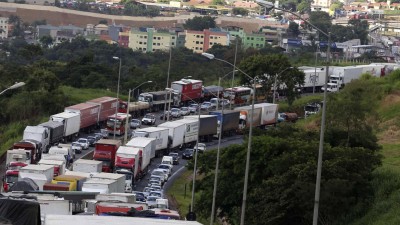 Brasil: camioneros en huelga bloquean rutas estratégicas para la exportación