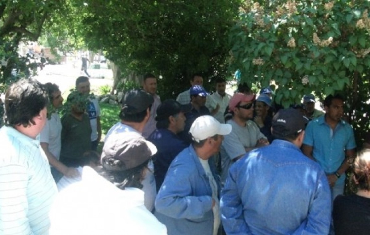 El Municipio de Gaiman aún no pagó los sueldos y hubo protesta de trabajadores