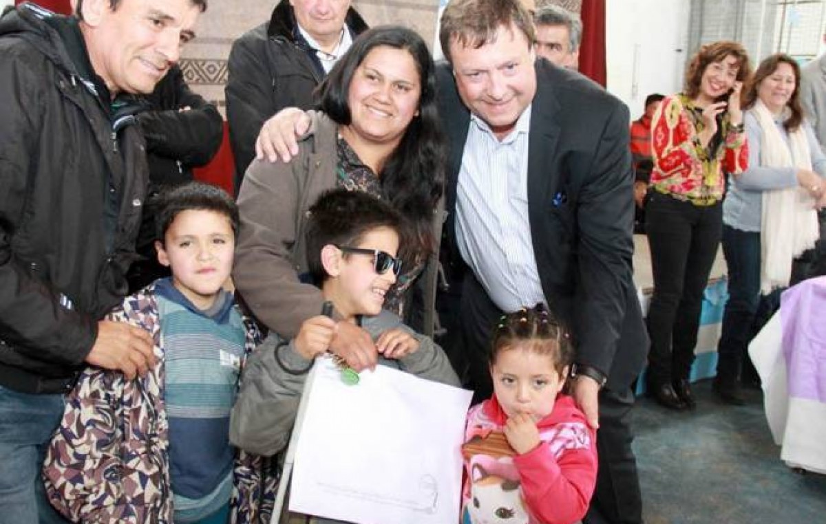 Se entregaron viviendas a un centenar de familias barilochenses