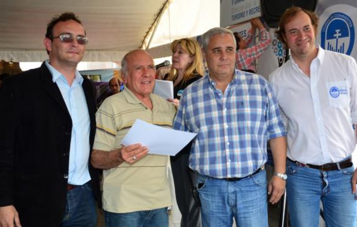 El Intendente de Corrientes entregó cerca de 300 mil pesos en microcréditos