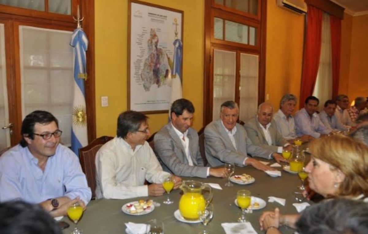 El Gobernador de San Juan pidió a intendentes reafirmar el voto a Scioli y un traspaso ordenado