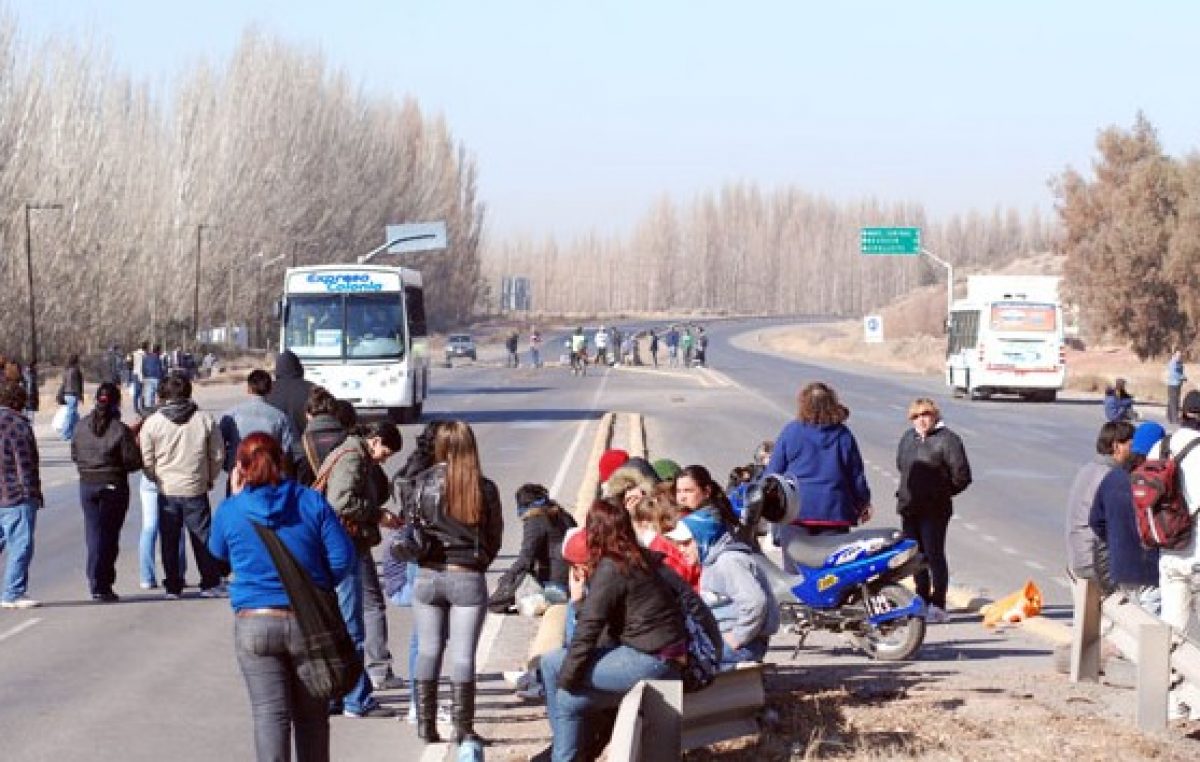 Municipales de Centenario dicen que si los echan del corralón volverán a los cortes de ruta