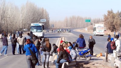 Municipales de Centenario dicen que si los echan del corralón volverán a los cortes de ruta