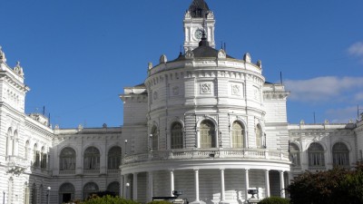 La Plata: ¿Estacionamiento gratuito para los municipales?