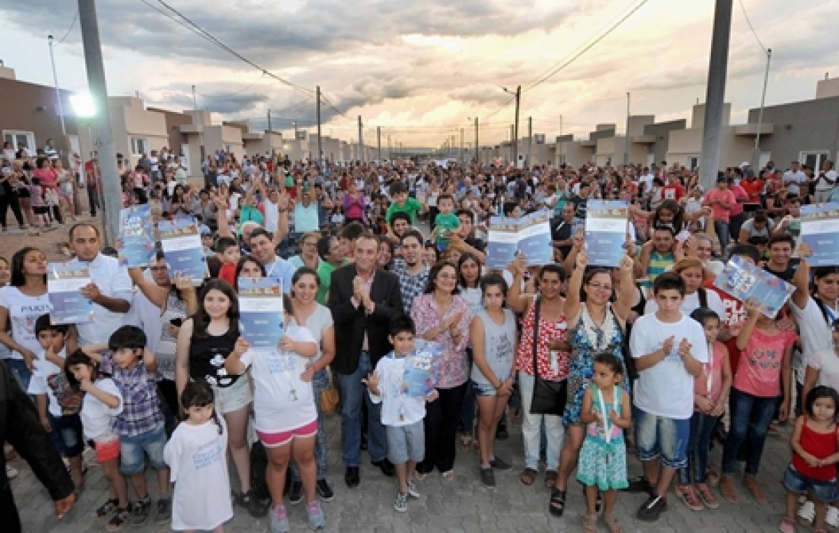 La Gobernadora de Catamarca entregó 197 viviendas en el complejo urbanístico Valle Chico