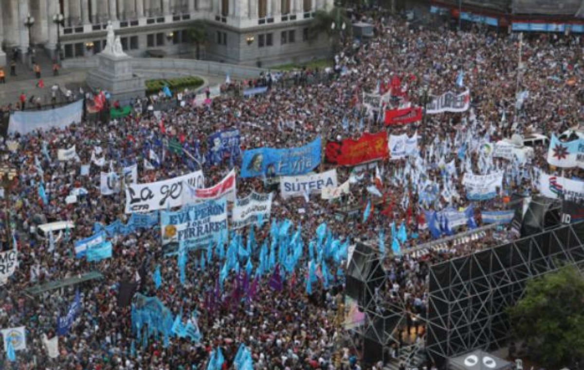 Masivo y multitudinario acto en defensa de la aplicación de la ley de medios