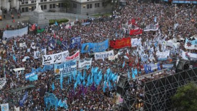 Masivo y multitudinario acto en defensa de la aplicación de la ley de medios