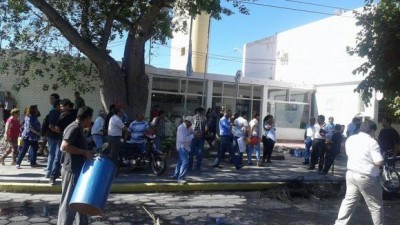 Empleados de Rivadavia se manifiestaron frente al edificio municipal por despidos