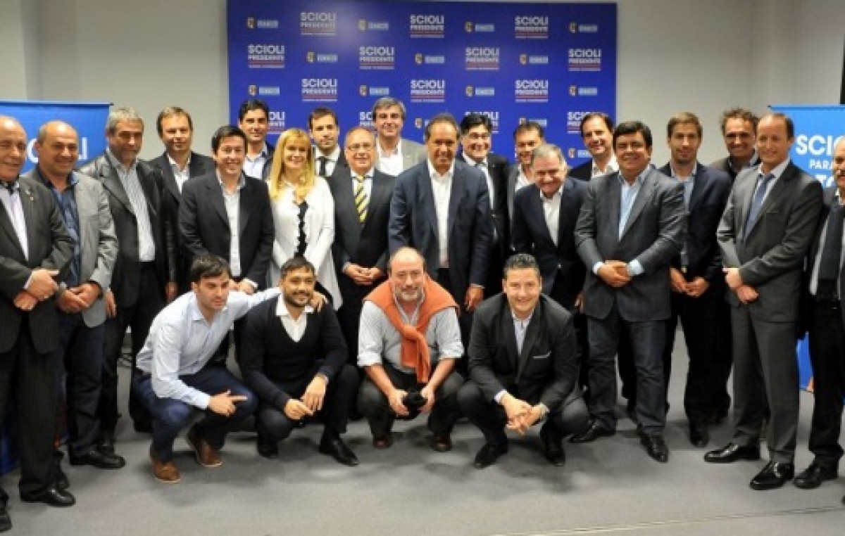Scioli reunió a intendentes y los instó a continuar “unidos”