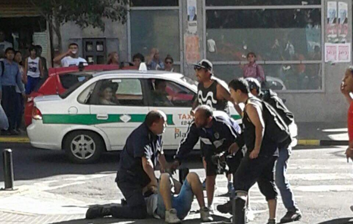 Comenzó la represión en la capital bonaerense con precarizados municipales