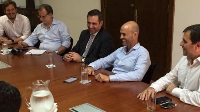 El Intendente de Córdoba pagó el aguinaldo y junta monedas para afrontar sueldos