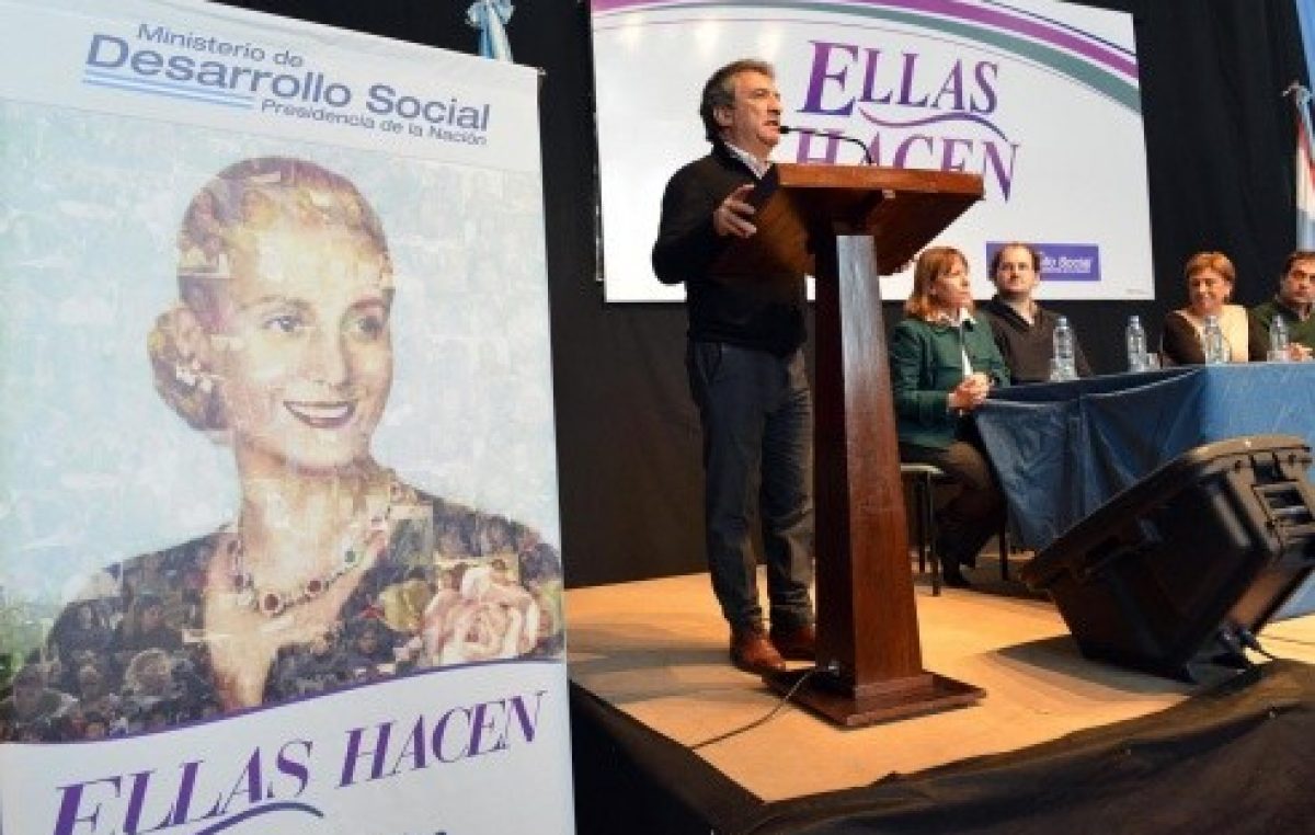 Unas 800 mujeres de Paraná del programa “Ellas hacen” recibieron su título de finalización de estudios