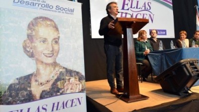 Unas 800 mujeres de Paraná del programa “Ellas hacen” recibieron su título de finalización de estudios