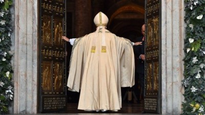 Francisco abrió la Puerta Santa, cerrada durante 15 años, y pidió que la Iglesia se abra al mundo