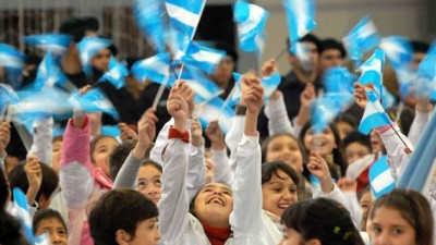 Destacan que la AUH aumentó la escolaridad en un 7,2% y mejoró el rendimiento un 6,4%
