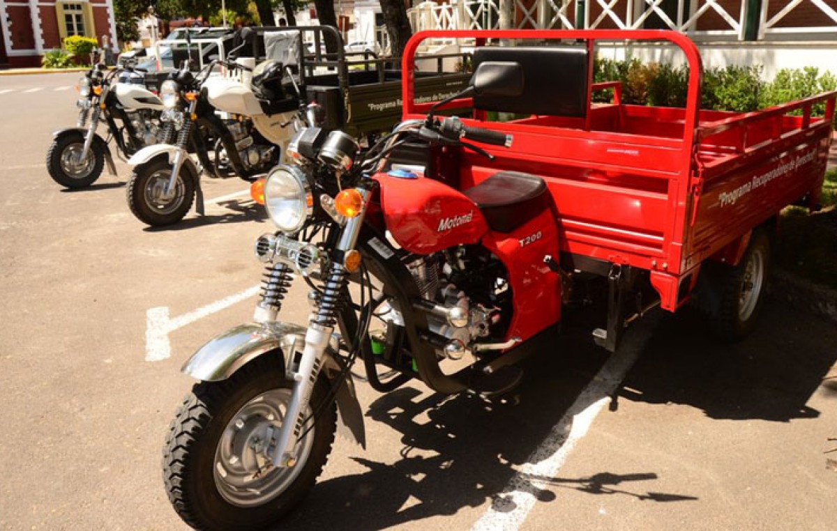 Entregaron los comodatos de 20 motocarros en Paraná