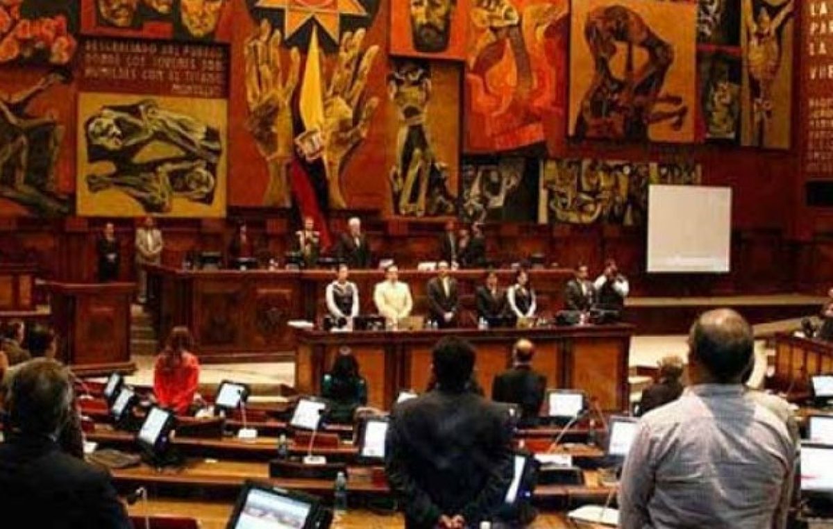 Ecuador, el tercer país latinoamericano en aprobar la reelección presidencial indefinida