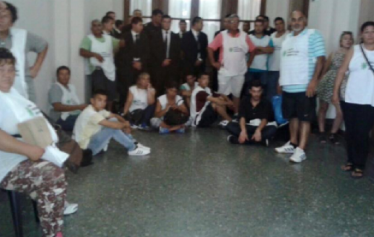 Tensión en la Municipalidad de La Plata: Despedidos cercaron el despacho del intendente