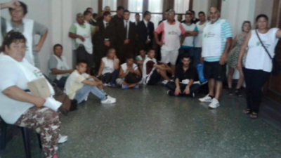 Tensión en la Municipalidad de La Plata: Despedidos cercaron el despacho del intendente