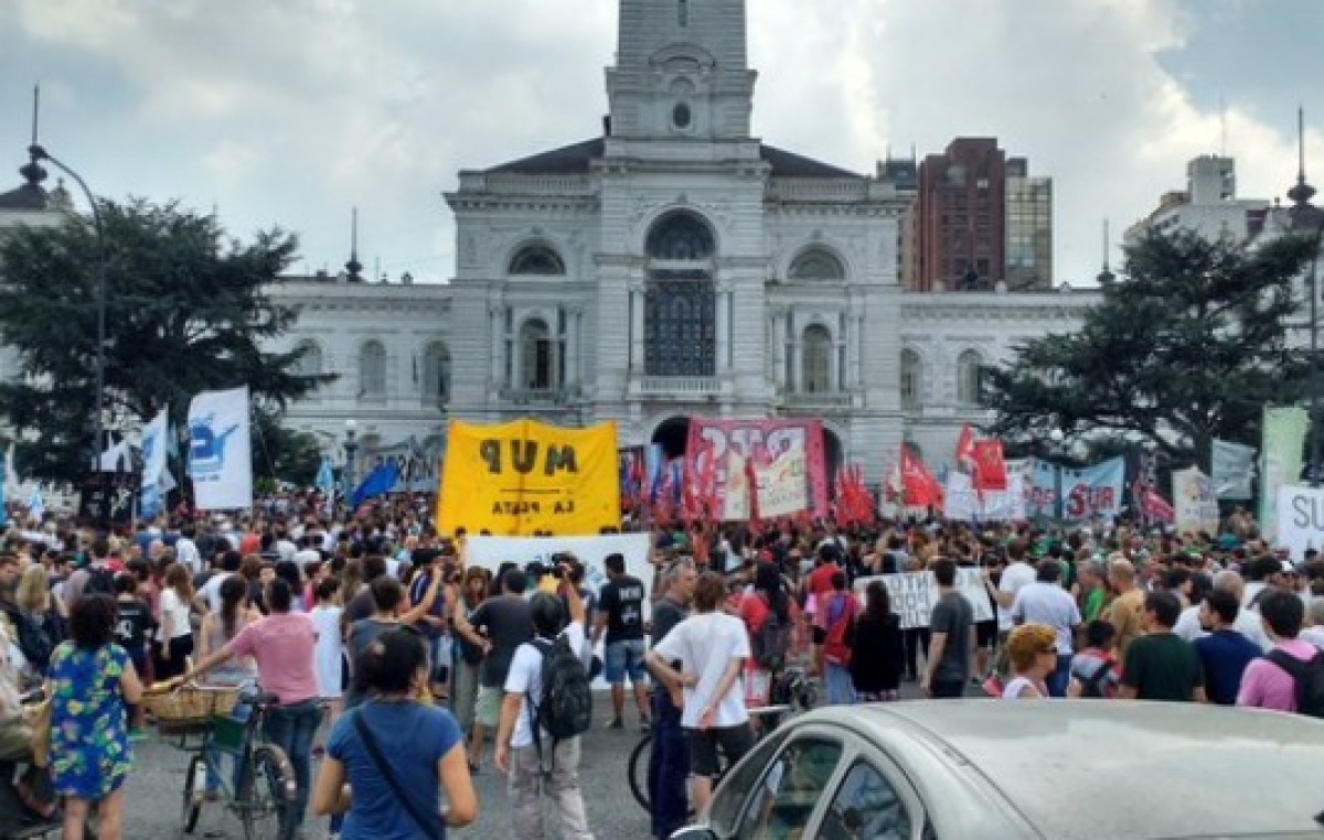 Masiva movilización a la Municipalidad de La Plata contra la represión y los despidos