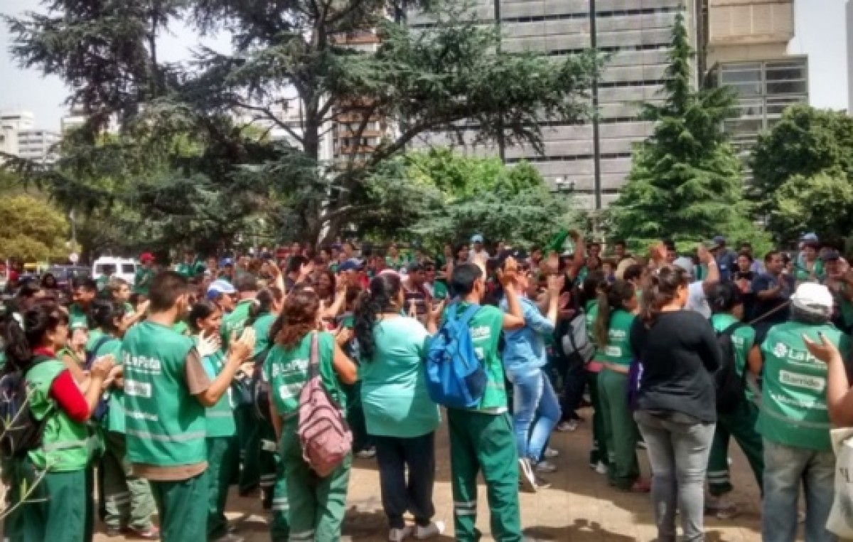 Después de la represión: Vuelven las protestas a la Municipalidad de La Plata por falta de pagos