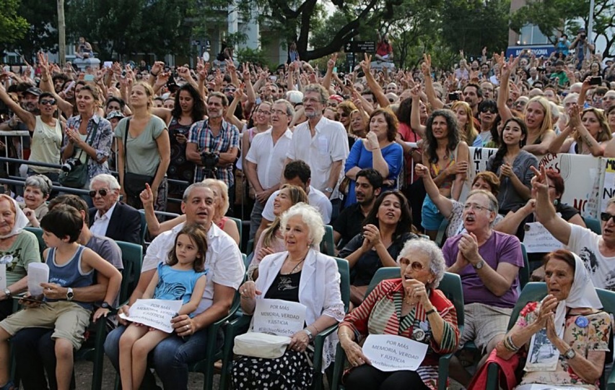 Abrazo en la ex Esma en defensa de las políticas de DDHH