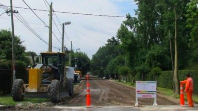 La Plata: la primera obra del intendente fue asfaltar el ingreso al country donde vive