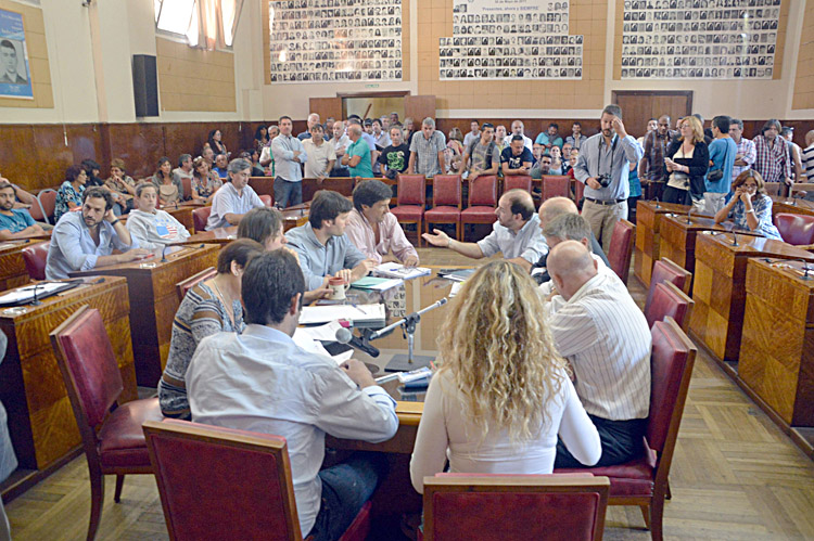 La Comisión de Hacienda trató ayer ante la presencia de los trabajadores municipales el proyecto que declara una amplia emergencia de la comuna.