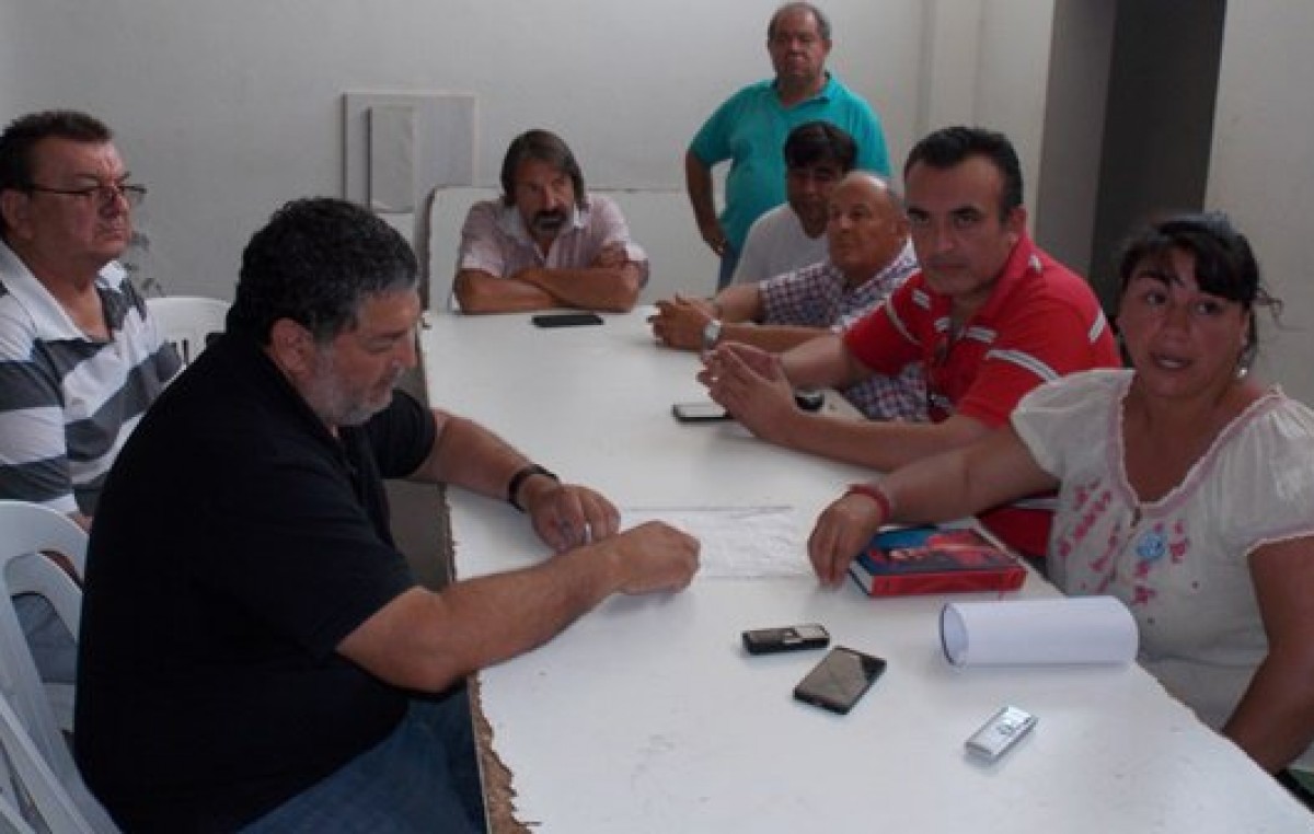 Santa Rosa: sindicalistas apoyan a contratados que dio de baja el intendente