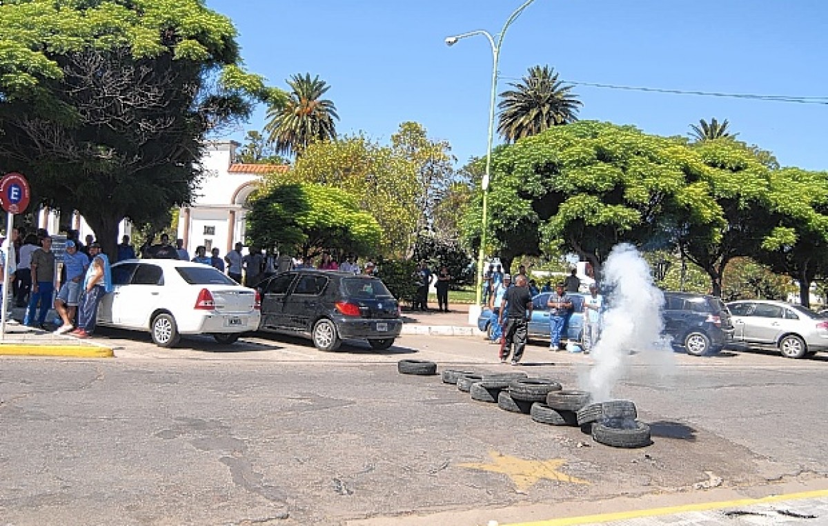 Punta Alta: Reclamo del STM frente al palacio comunal