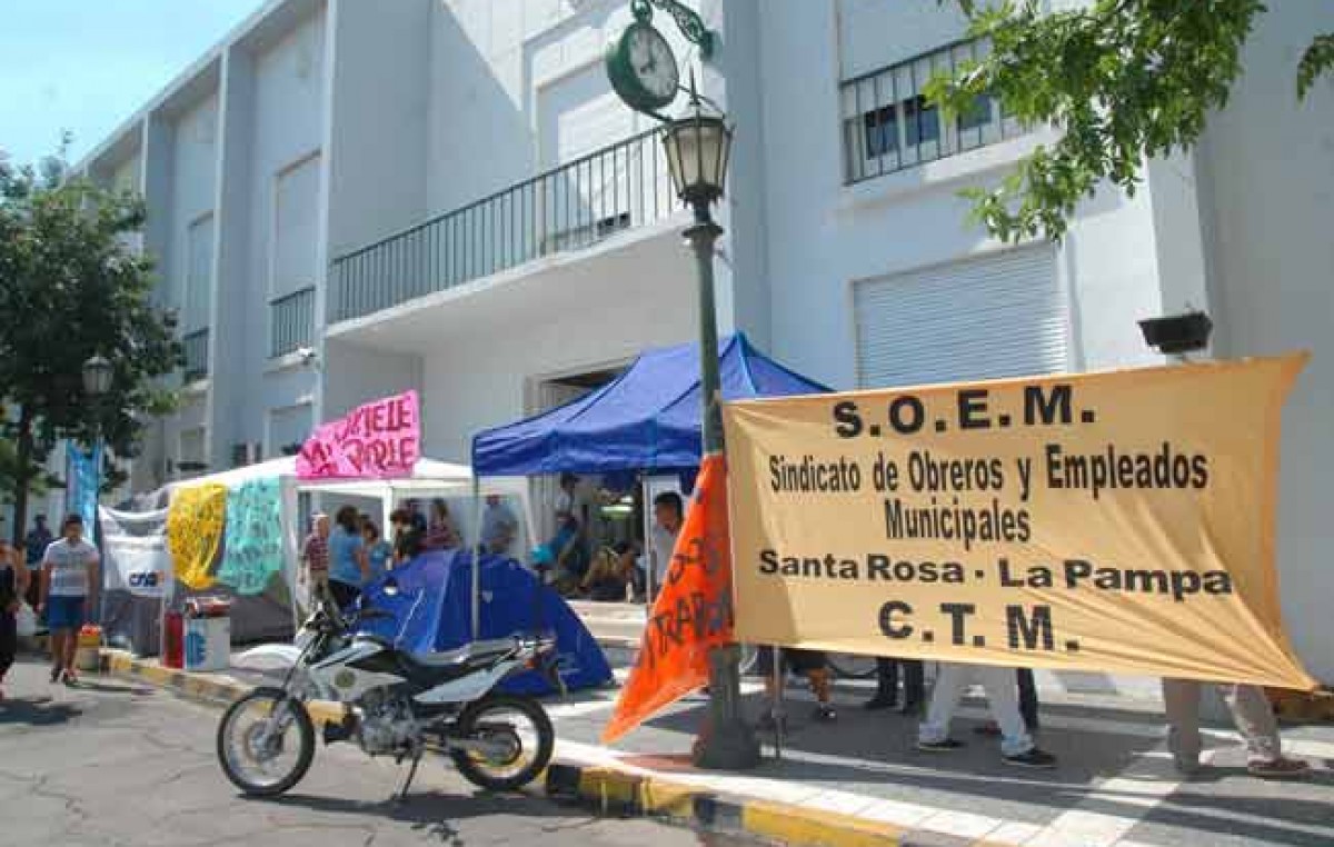 Excontratados de Santa Rosa – La protesta se instaló frente al municipio y no se vislumbra una solución