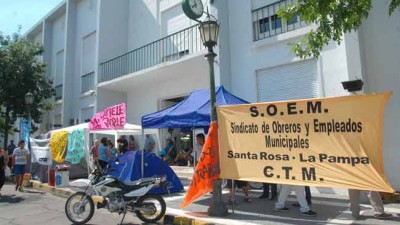 Excontratados de Santa Rosa – La protesta se instaló frente al municipio y no se vislumbra una solución
