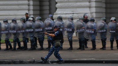 Infantería reprimió con balas de goma y gases una marcha de municipales cesanteados en La Plata