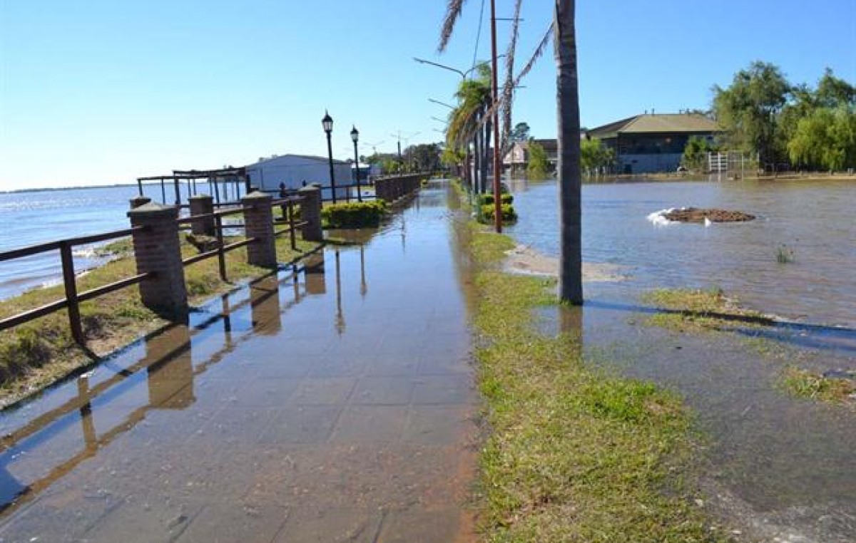 Doce localidades correntinas en alerta por las crecidas de los ríos Paraná y Uruguay