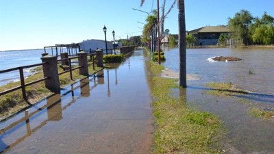 Doce localidades correntinas en alerta por las crecidas de los ríos Paraná y Uruguay