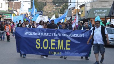Esquel: Municipales marcharon y continúa la retención de servicios por tiempo indeterminado