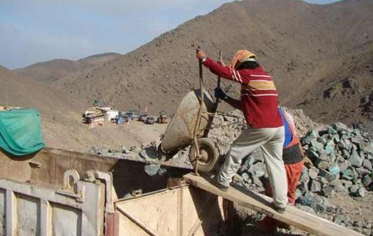 Pequeños mineros en Chile luchan por mantenerse a flote en medio desplome del cobre