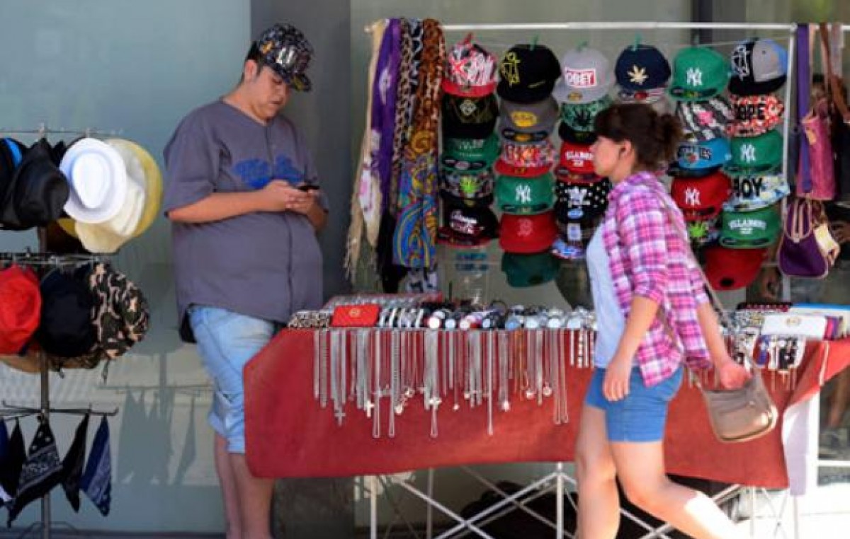 Un relevamiento muestra que vienen en aumento los puestos de venta callejera en Rosario