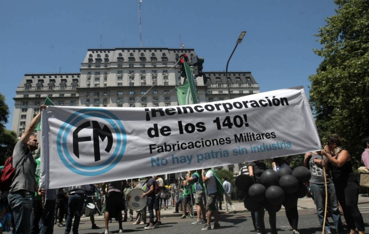 Protesta y movilización por los despedidos en Fabricaciones Militares